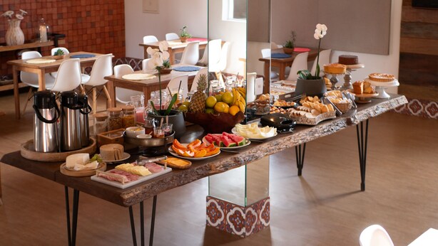 Een buffet met diverse gerechten en een koffiehoek.