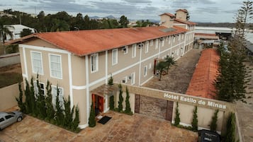 Vista frontal de la propiedad