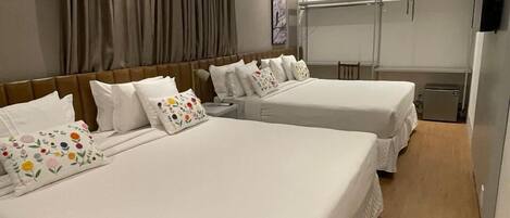 Deluxe fyrbäddsrum | 1 sovrum, minibar, skrivbord och arbetsyta för laptop