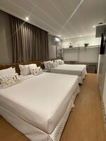 Minibar, escritorio, espacio para trabajar con laptop y wifi gratis 