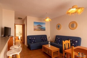 TV, fireplace - El Velero Curry (San José)