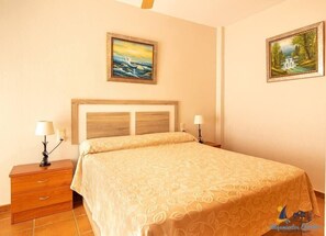 2 bedrooms, iron/ironing board, travel cot, bed sheets - El Velero Curry (San José)