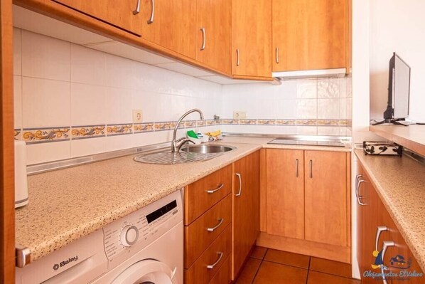Fridge, microwave, coffee/tea maker, toaster - El Velero Curry (San José)