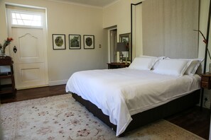 Superior-Haus, 4 Schlafzimmer, eigener Pool, Gartenblick | Allergikerbettwaren, Zimmersafe, individuell dekoriert