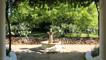 Luxury Cottage, 2 Bedrooms, Garden View, Poolside | Courtyard view
