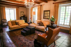 Superior-Haus, 4 Schlafzimmer, eigener Pool, Gartenblick | Wohnbereich | Flachbildfernseher, Kamin, Netflix, Streaming-Dienste