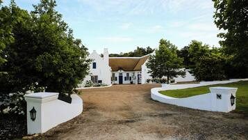 Mặt tiền nơi lưu trú