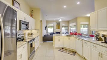 House (5 Bedrooms) | Interior