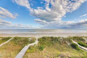 On the beach - Spacious Isle of Palms Home w/ Ocean Views! (Isle of Palms)