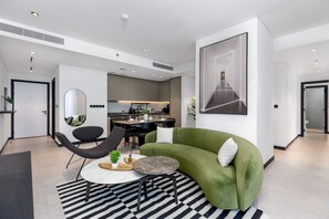 Leilighet – comfort | Oppholdsområde | En 65-tommers smart-TV med kabel-kanaler