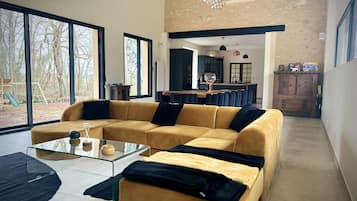 Smart TV, fireplace, table tennis, stereo