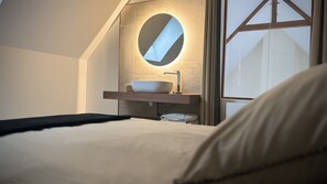 5 habitaciones, tabla de planchar con plancha y cuna de viaje 