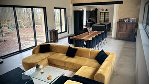 Smart TV, lareira, mesa de pingue-pongue, aparelho de som