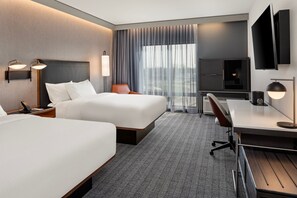 Escritorio, cortinas blackout y tabla de planchar con plancha