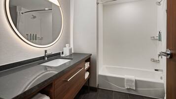 Séchoir à cheveux, serviettes fournies, savon, shampooing