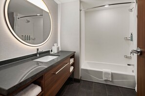 Secadora de cabello, toallas, jabón, shampoo