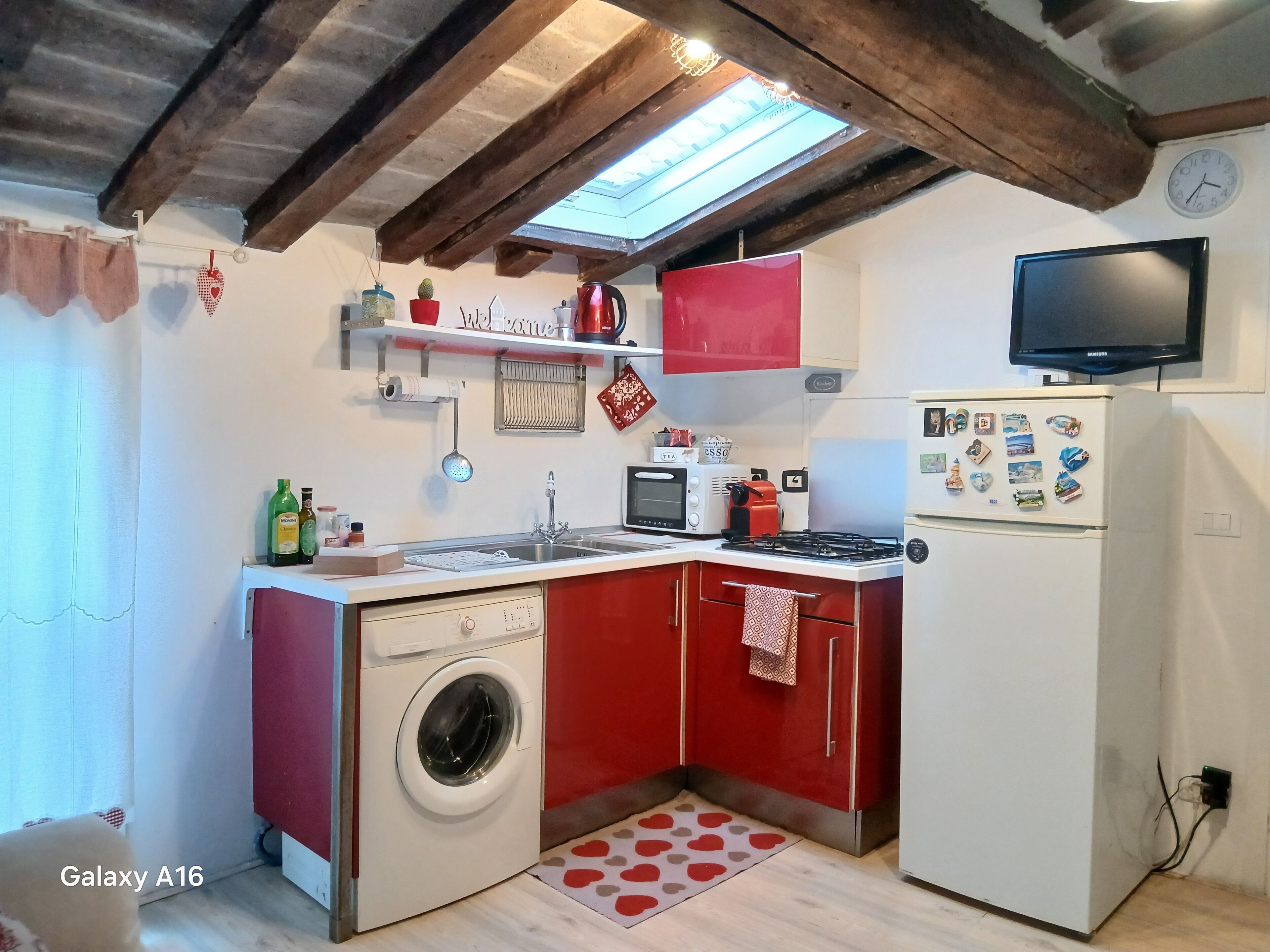 Een koelkast, een oven, een kookplaat, een koffiezetapparaat/waterkoker