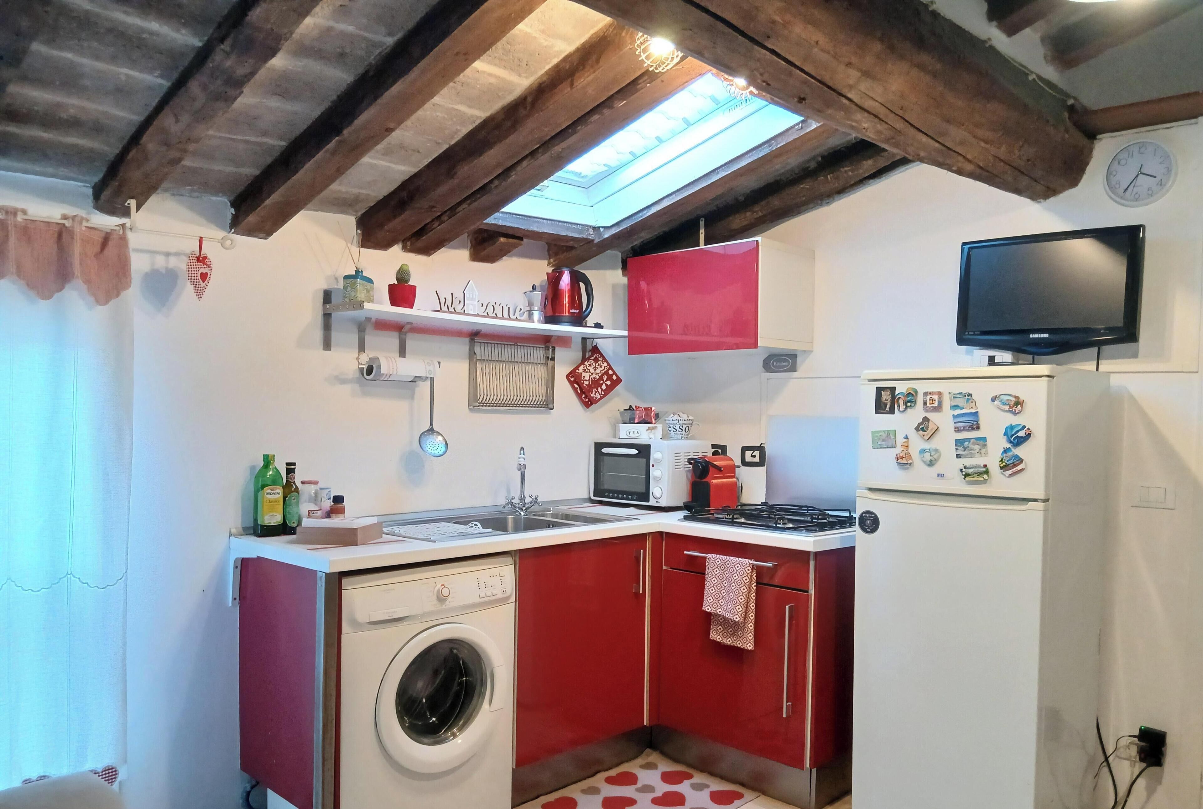 Fridge, oven, stovetop, coffee/tea maker