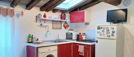 Fridge, oven, stovetop, coffee/tea maker