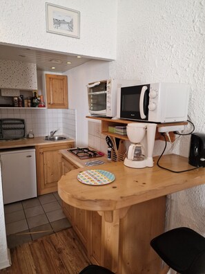 Kühlschrank, Mikrowelle, Ofen, Herdplatte