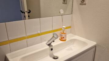 Sèche-cheveux, serviettes fournies, savon, shampoing