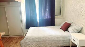 1 chambre, bureau, fer et planche à repasser, accès au Wi-Fi (inclus)