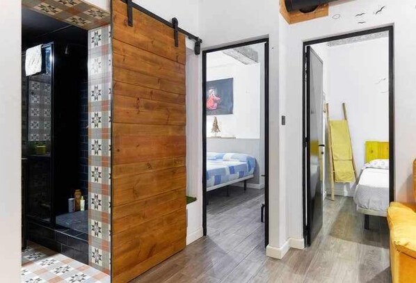 3 室のベッドルーム、アイロン / アイロン台、旅行用ベビーベッド、WiFi (無料)