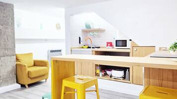 Kühlschrank, Mikrowelle, Wasserkocher mit Kaffee-/Teezubehör, Toaster