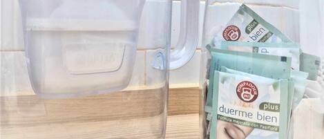 Een haardroger, handdoeken