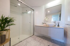 Dusche, Haartrockner, Handtücher, Toilettenpapier