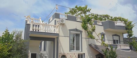 Fachada de la propiedad