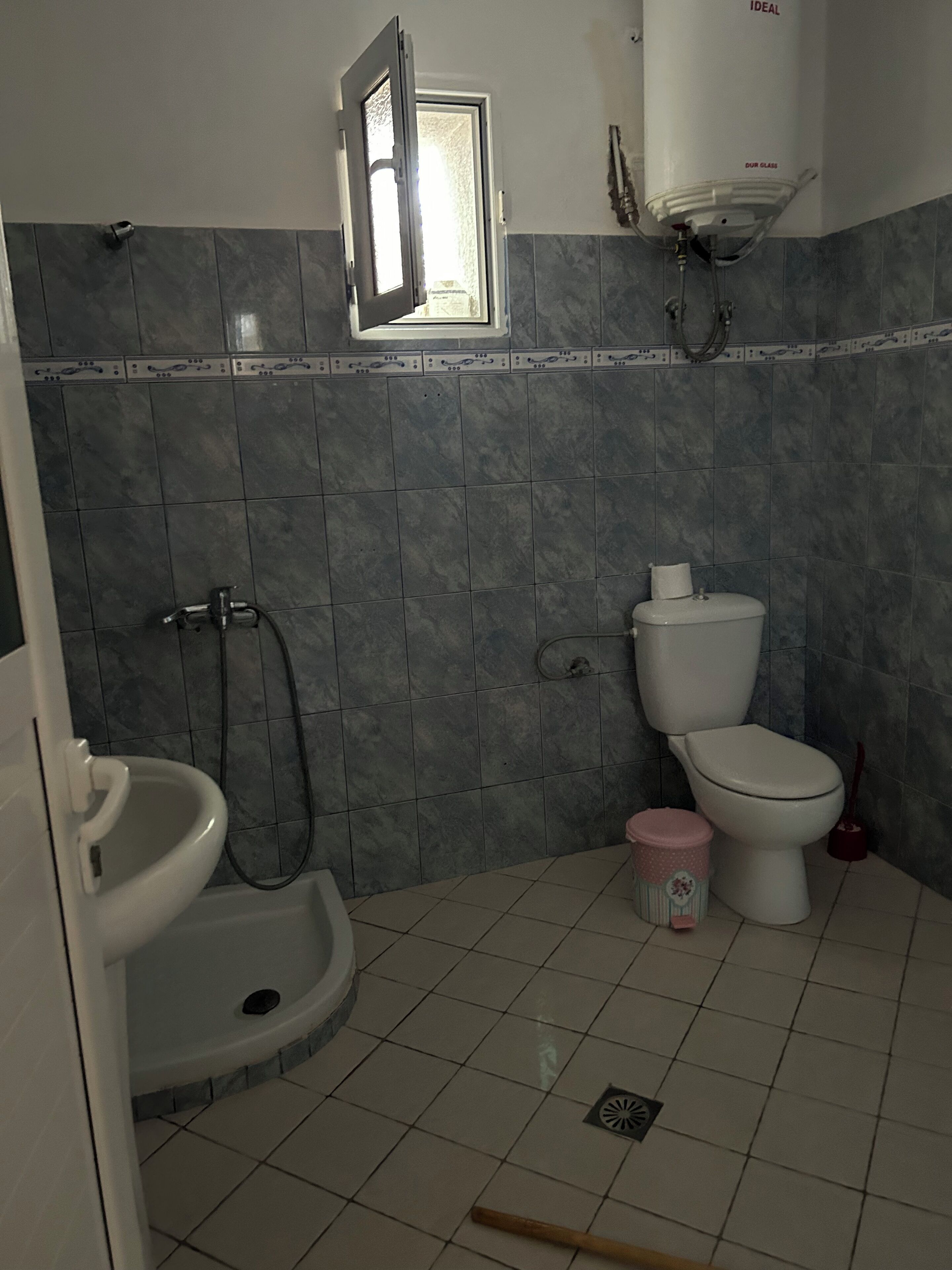 Un baño con inodoro, bidé y lavamanos.