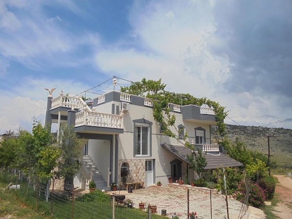 Front of property - Vila Viktori (Ksamil)