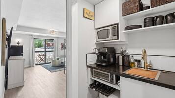 Fridge, microwave, oven, coffee/tea maker