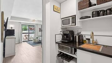 Refrigerador, microondas, cafetera y tetera y tetera eléctrica