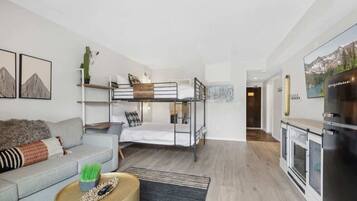 Tabla de planchar con plancha, wifi gratis y ropa de cama