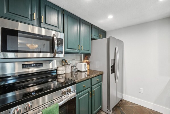 Kylskåp, mikrovågsugn, ugn och spishäll