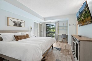 1 habitación, escritorio, tabla de planchar con plancha y cuna de viaje 