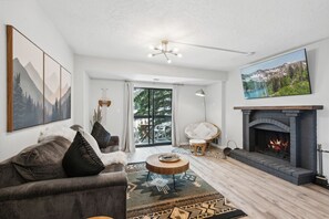 Smart-tv och eldstad