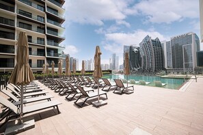 Outdoor pool - Waves - Premium 1BR Apartment Overlooking Burj Khalifa (Dubai)