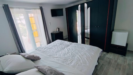 Apartment and Room Bitinada