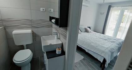 Apartment and Room Bitinada