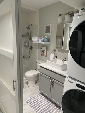 Douche, sèche-cheveux, serviettes fournies, savon