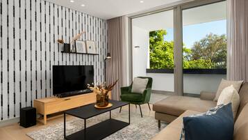 Grand Apartment | Living area | 40-inch flat-screen TV with cable channels, Netflix, streaming services