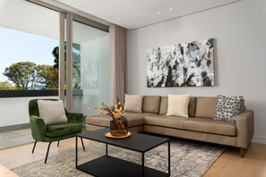 Appartamento Grand | Area soggiorno | TV a schermo piatto 40 pollici con canali via cavo, Netflix