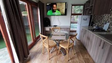 Køleskab, mikrobølgeovn, kogeplade