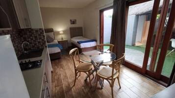 1 habitación, tabla de planchar con plancha, wifi y ropa de cama