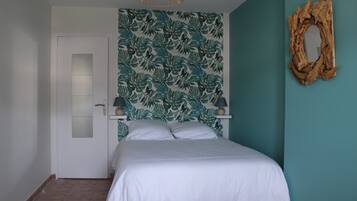 4 habitaciones, escritorio, tabla de planchar con plancha y wifi