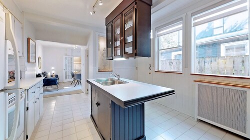 Monthly Rental 2 Bdrm Main Floor Unit Walk to UofT
