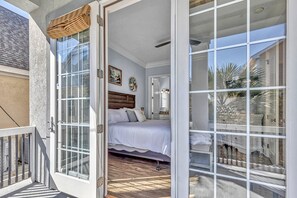 7 bedrooms, iron/ironing board, travel crib, free WiFi - Custom Putting Green, Game Room, Steps to Beach, Private Pool w/ TV, Elevator (Hilton Head Island)